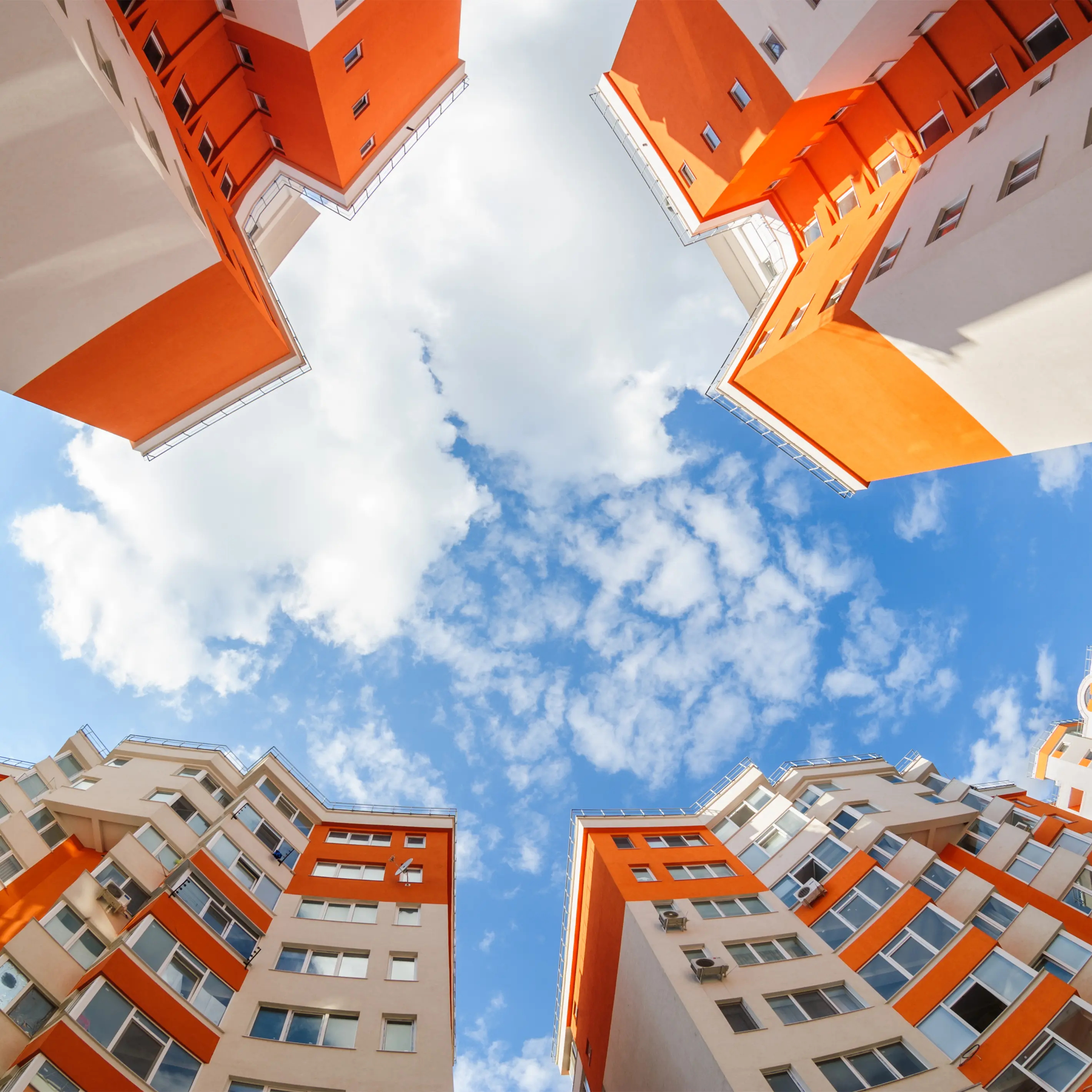 Grúas torre en obra de construcción de edificos de apartamentos residenciales altos