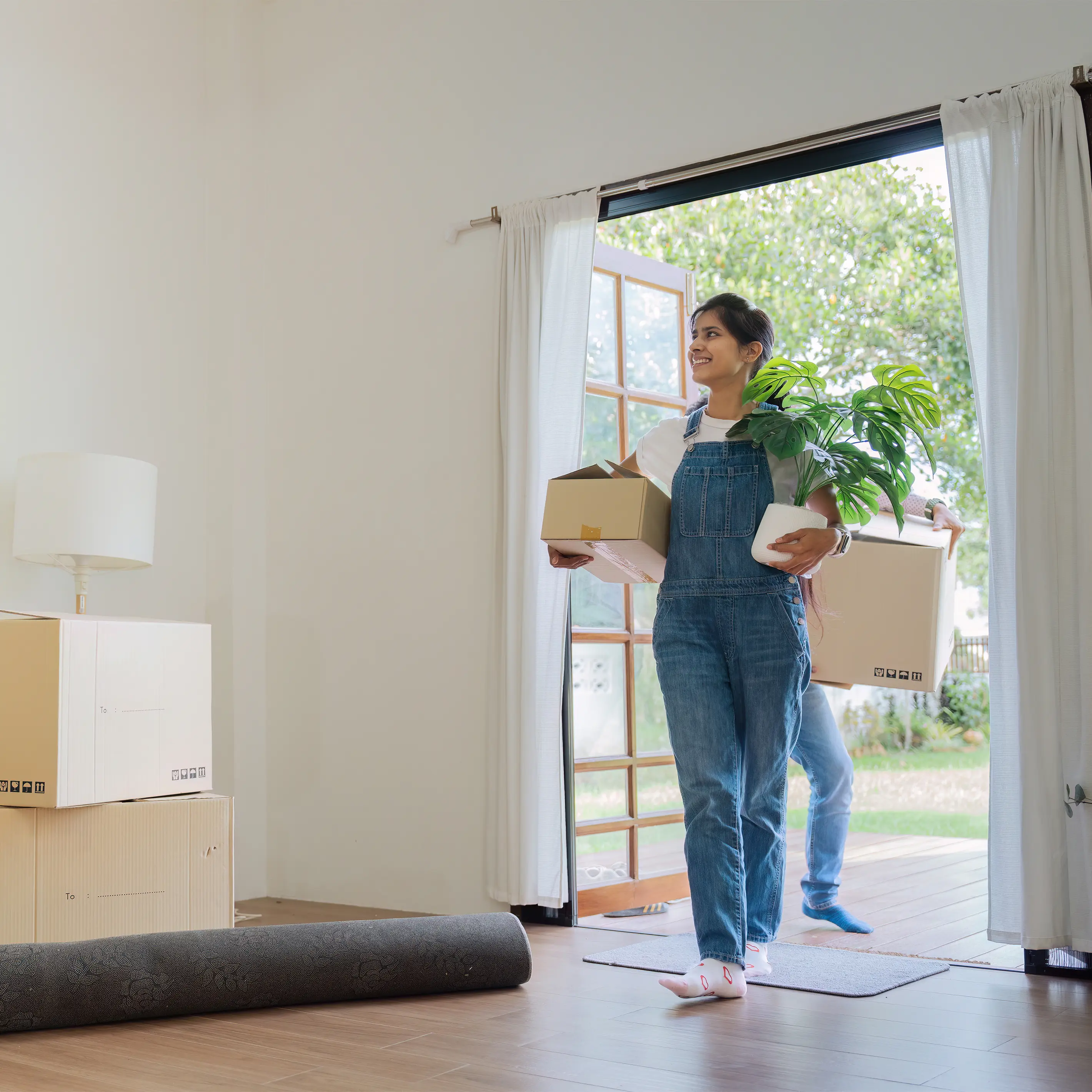 Pareja recien casada mudanse a su nueva casa recien comprada