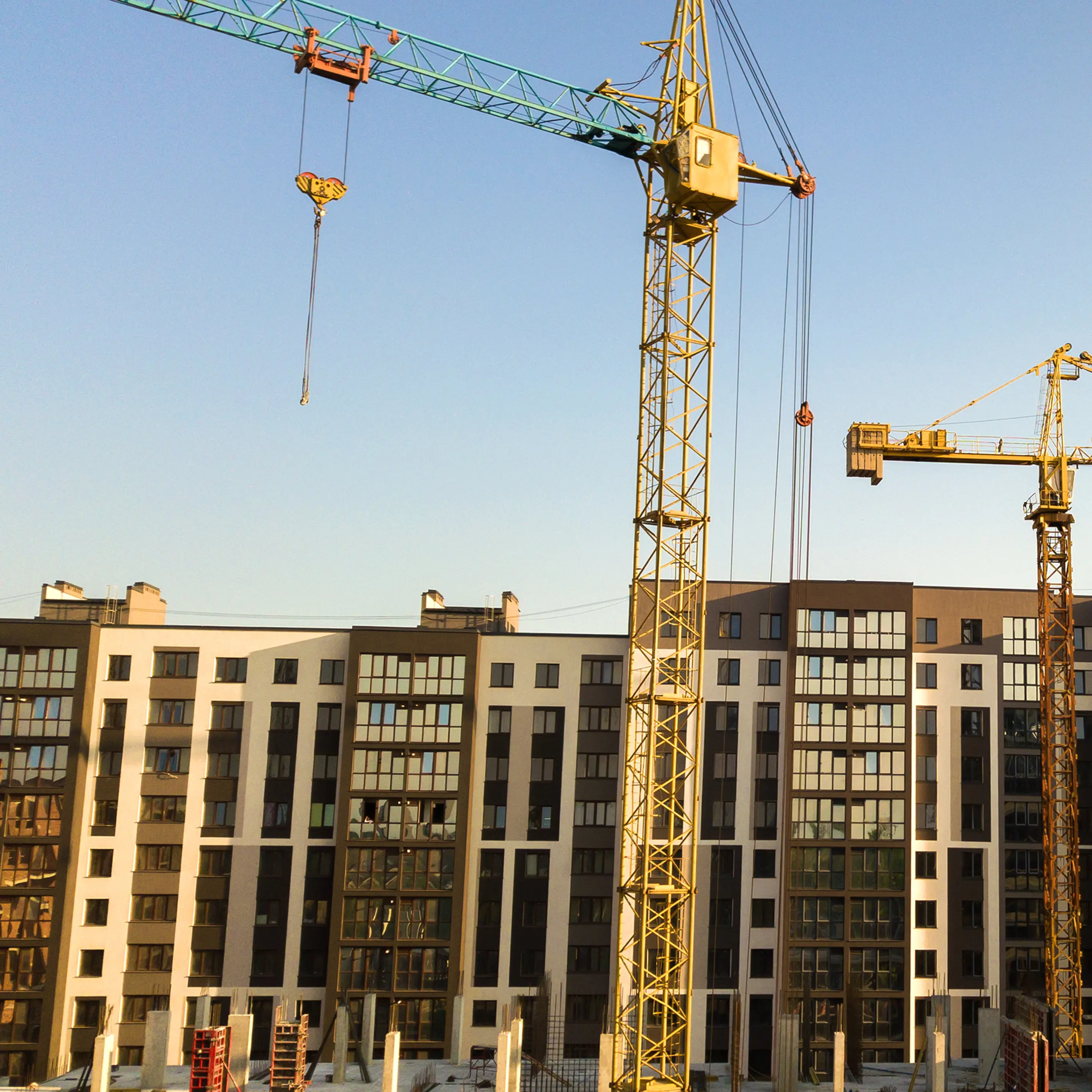 Grúa torre en obra de construcción de edificos de apartamentos residenciales altos