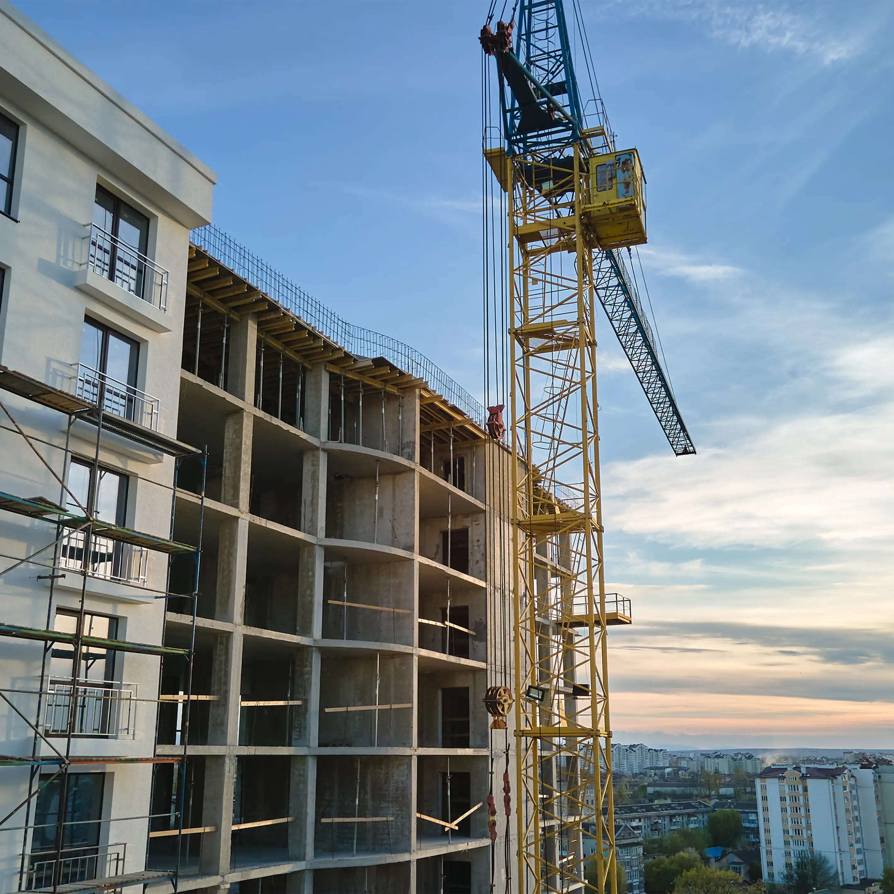 Grúas torre en obra de construcción de edificos de apartamentos residenciales altos